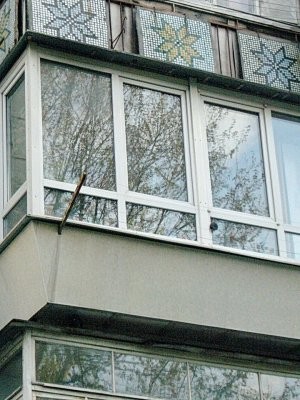 Остекление балкона металлопластиковыми окнами