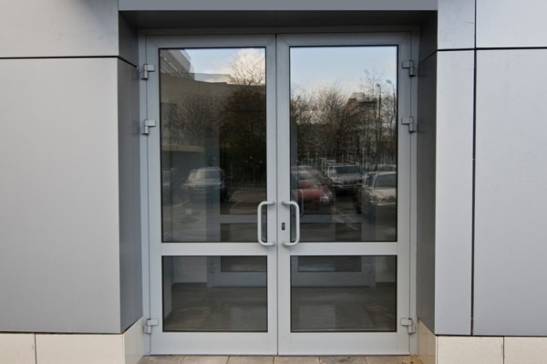 Алюминиевые двери для жилых помещений