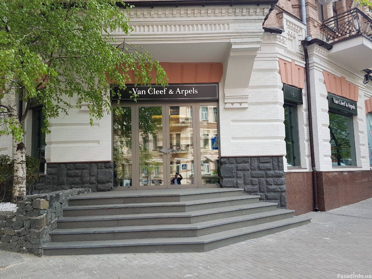 Компания Элиткон закончила работу по остеклению ювелирного магазина Van Cleef & Arpels